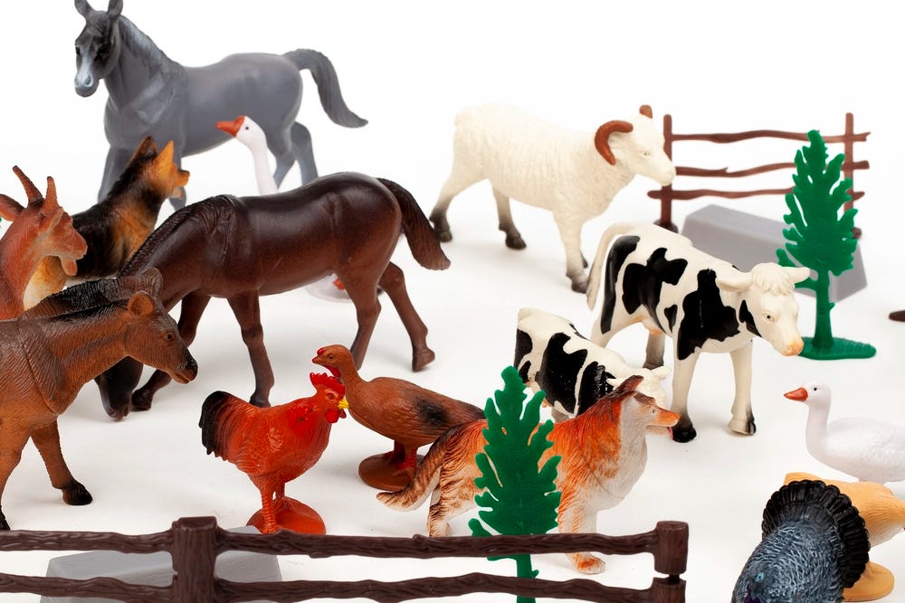 30 pcs farm animal playset in 3.2L bucket