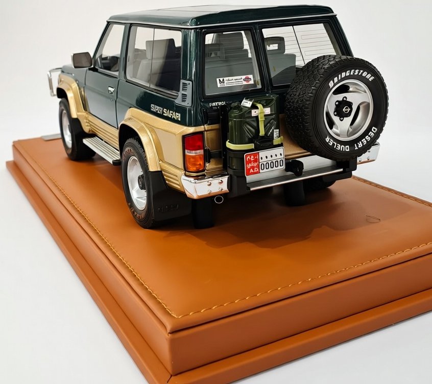 Nissan Patrol 1994 Green-Gold 1:18 - with acrylic 