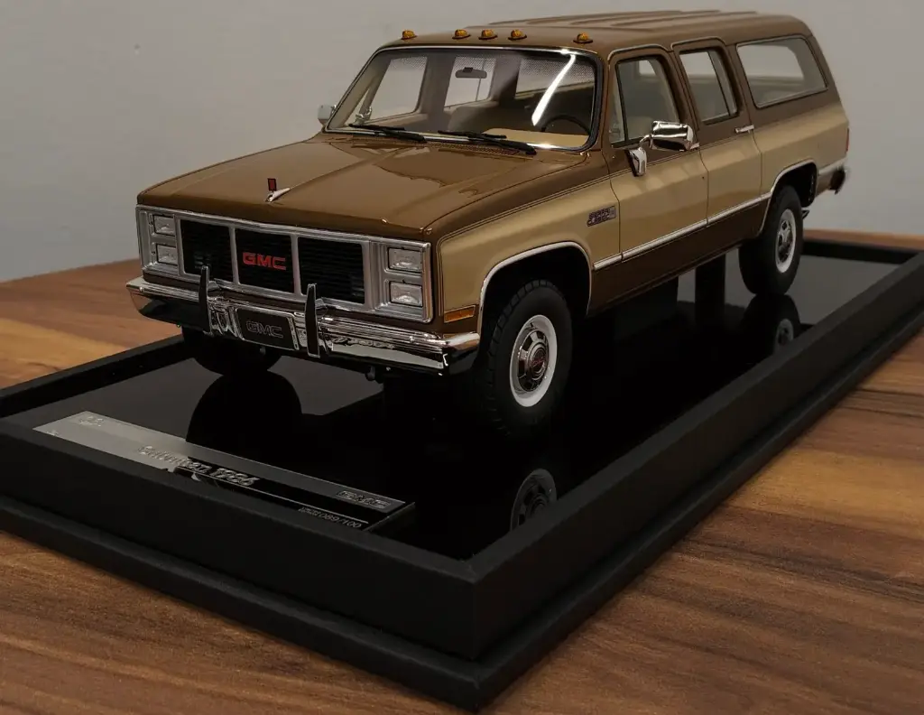 1:18 Scale Model - GMC Suburban 1986  - Brown w/ Beige - Limited Edition