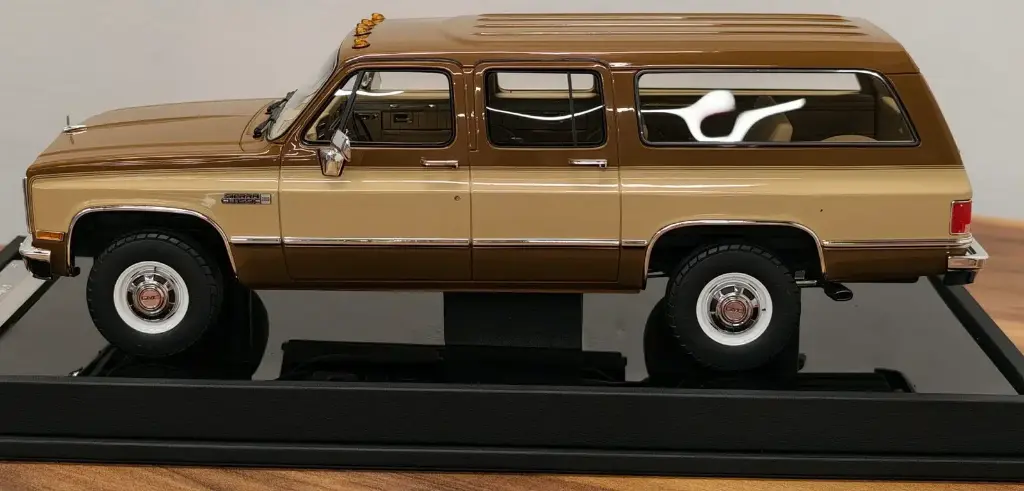1:18 Scale Model - GMC Suburban 1986  - Brown w/ Beige - Limited Edition