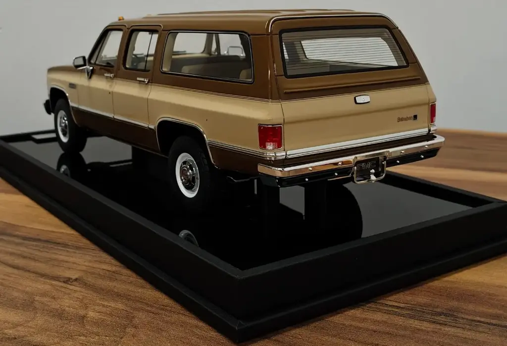 1:18 Scale Model - GMC Suburban 1986  - Brown w/ Beige - Limited Edition