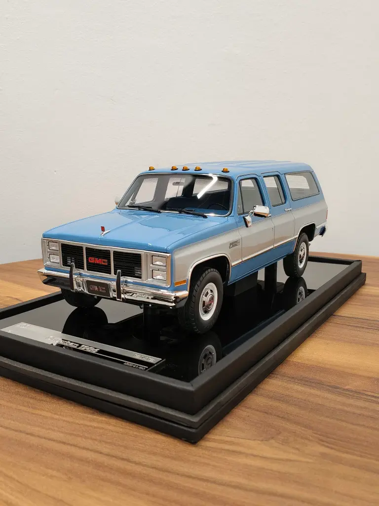 1:18 Scale Model - GMC Suburban 1986  - Light Blue w/ Silver - Limited Edition